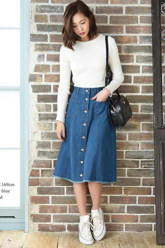 フロントボタン・ミディアム丈前開きデニムスカート「LuzLlena」3,970円（税込）／画像提供：LuzLlena