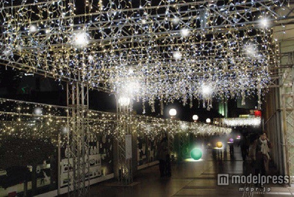 サンタのメッセージが流れる“体験型イルミネーション”新宿高島屋に登場