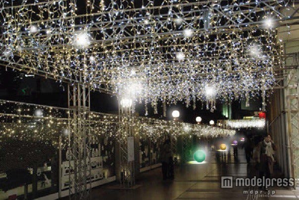 サンタのメッセージが流れる“体験型イルミネーション”新宿高島屋に登場