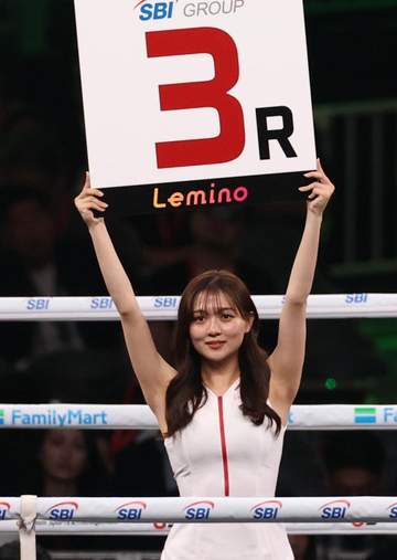 えっ雰囲気一変！父が元プロ野球選手→井上－中谷戦でラウンドガールのモデル美女 野球場で白ニット＆細さ際立つジーンズ姿 ファン騒然「素敵」「ご一緒したい」