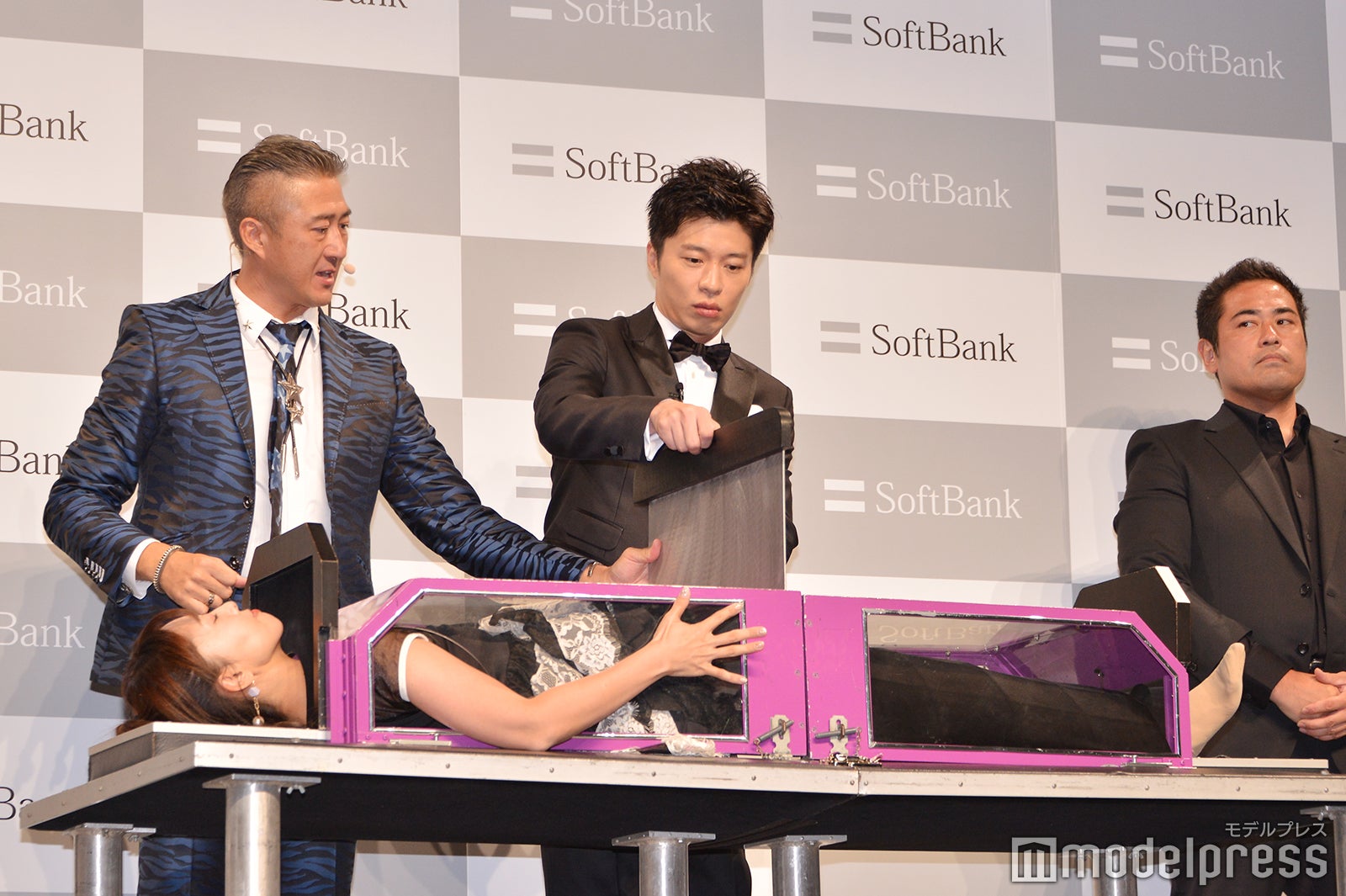 恐る恐る板を挟む田中圭（C）モデルプレス