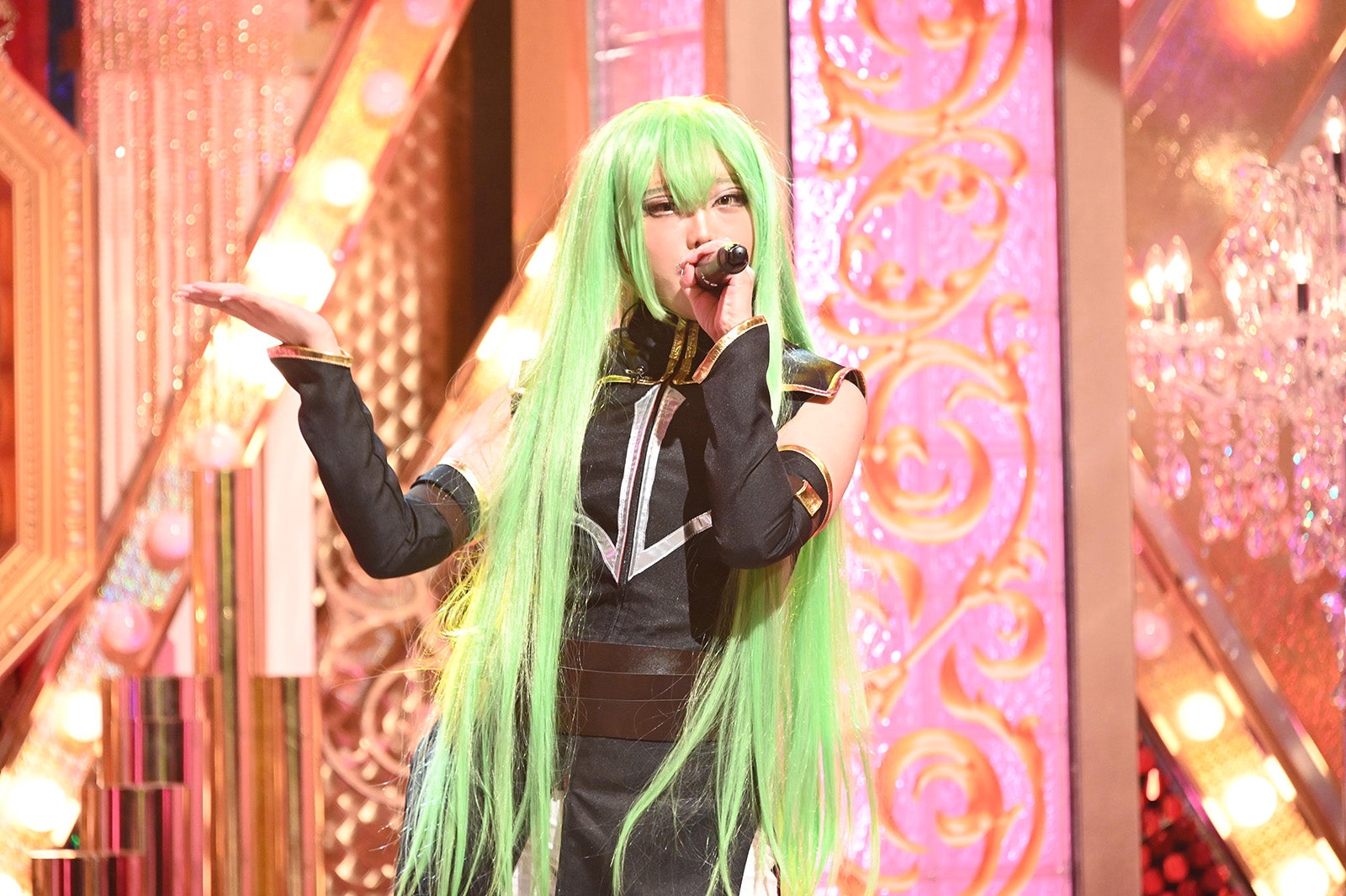 人気ライトノベルのカワイイ魔術師に扮したコスプレ有名人（C）日本テレビ