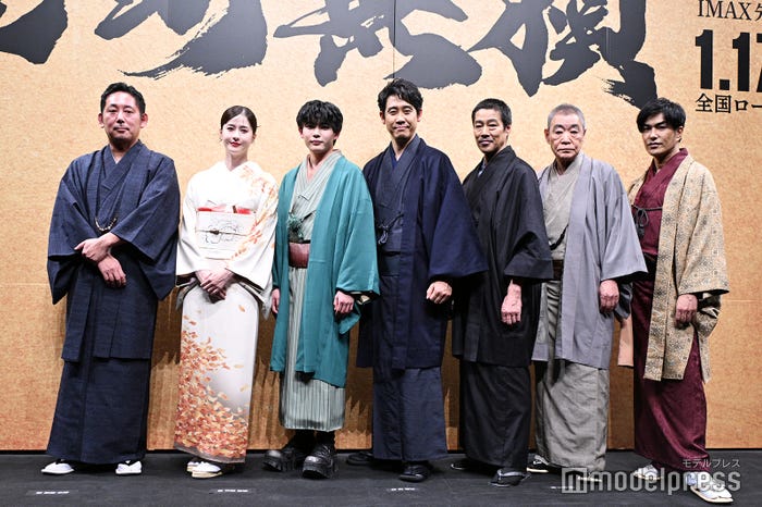 (左から)入江悠監督、松本若菜、長尾謙杜、大泉洋、堤真一、柄本明、北村一輝(C)モデルプレス