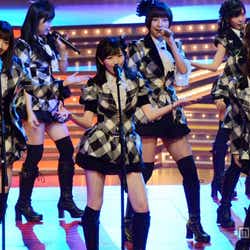 モデルプレス - <レコ大>AKB48、まゆゆセンターで昨年大賞の「フライングゲット」披露