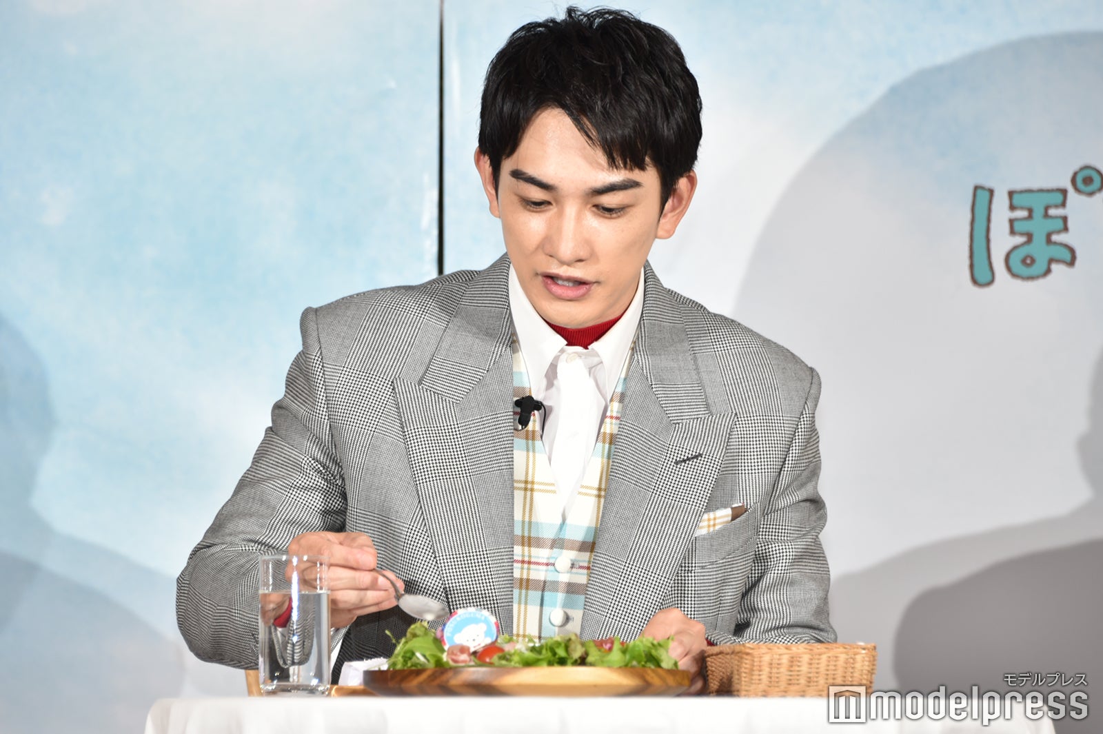 サラダを食べようとする町田啓太（C）モデルプレス