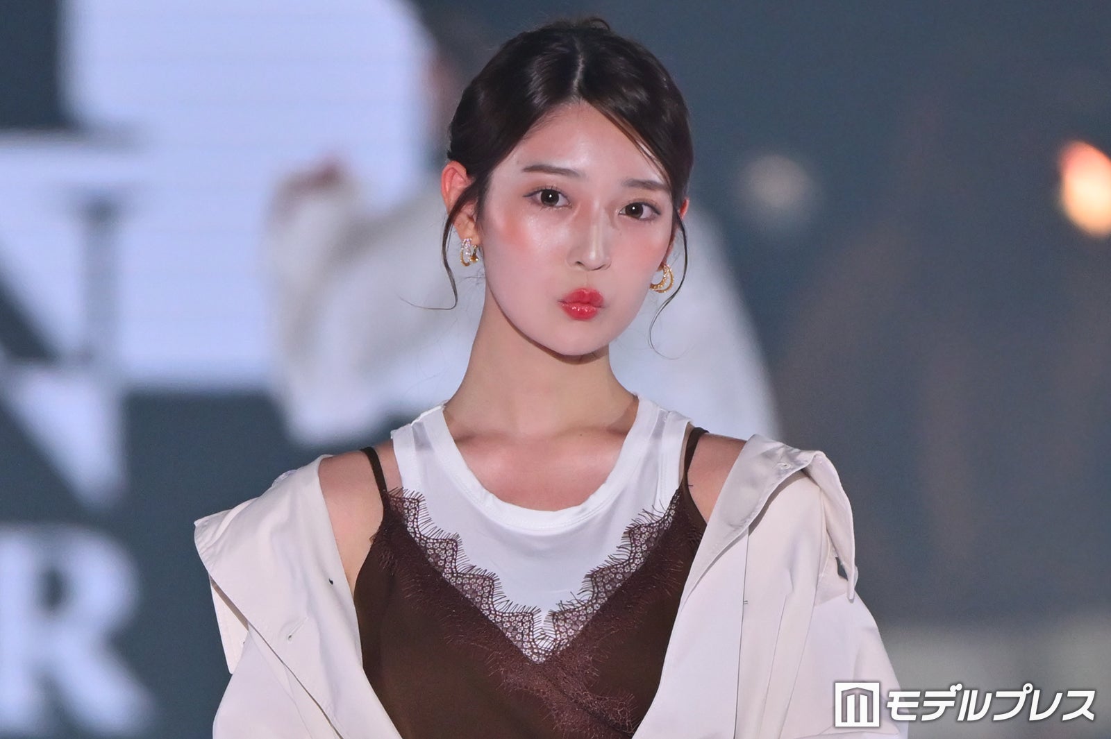 元乃木坂46阪口珠美、アシメキャミから美脚＆肩チラリ「息を呑む美しさ」「スタイル良すぎ」と反響続々【関コレ2026A/W】