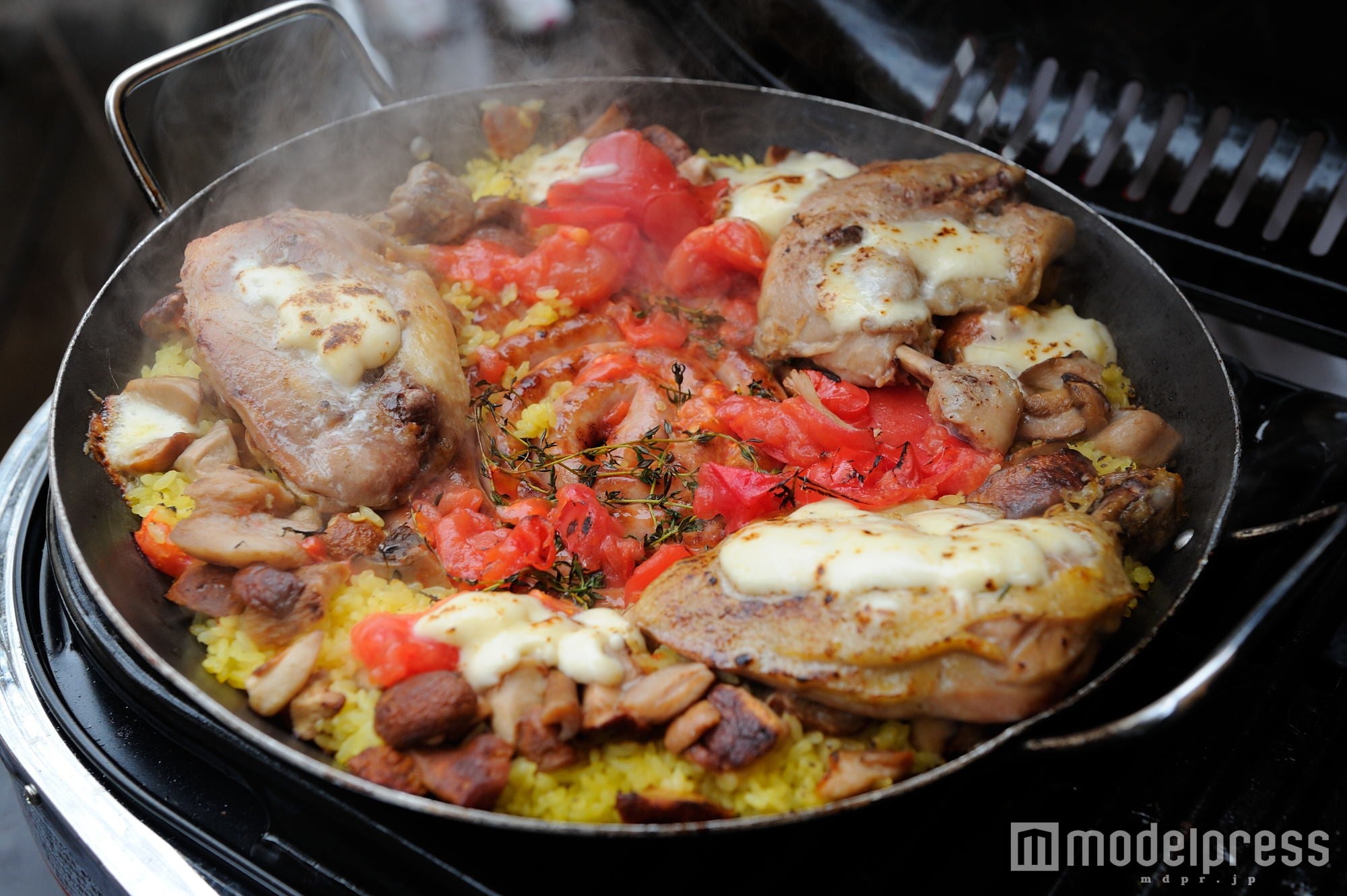 満天の星空の下で食べる絶品ディナー／画像提供：モビリティランド