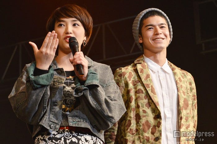 菅谷哲也(右)、小貫智恵(左)