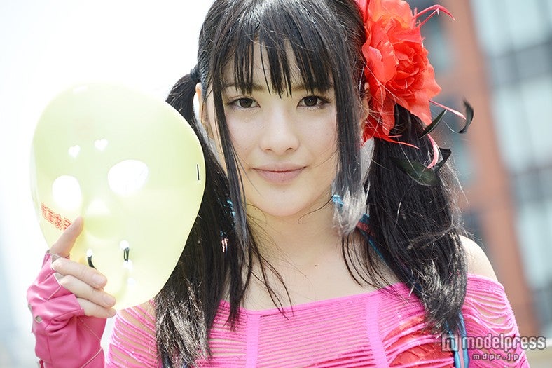 まっすぐカメラを見つめる神谷えりな