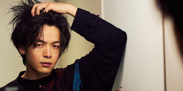 中村倫也“4人の男”を演じる「プラスアクト」両面表紙解禁 - モデルプレス