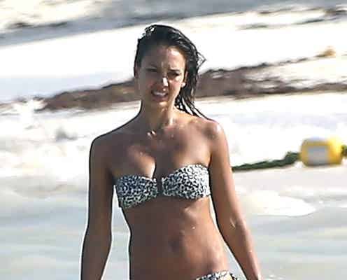 ジェシカ・アルバ、バカンス中にバストチェック!