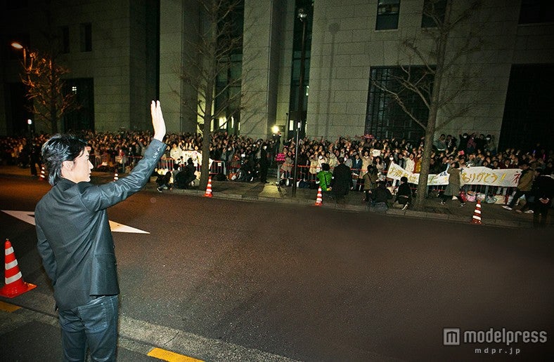 ファンの声援に手を振り応える福山雅治