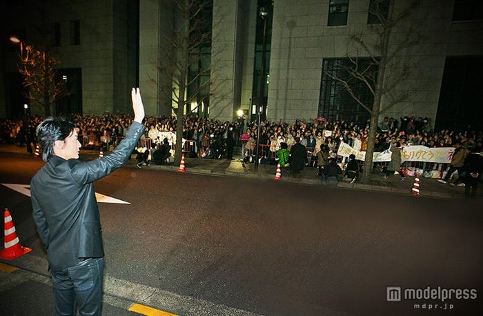 ファンの声援に手を振り応える福山雅治