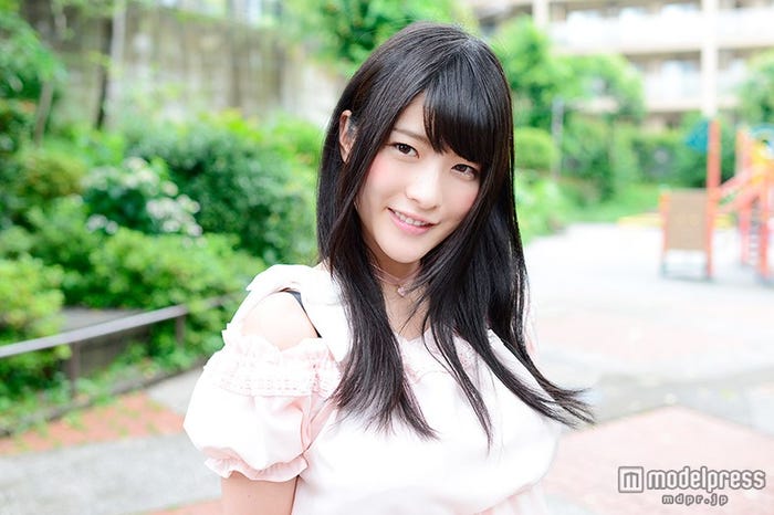 これまでは黒目の修正があったそうだが、今回は修正なしでレンズを見られた神谷えりな