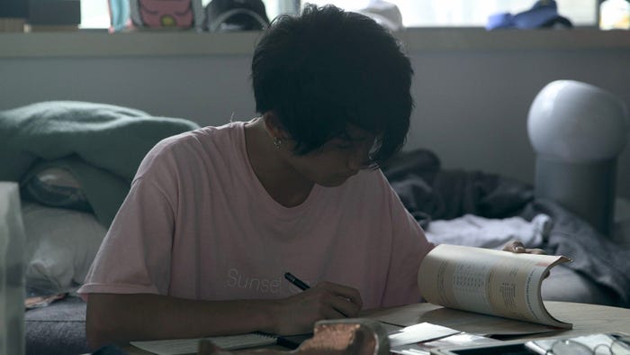 英語のスピーチを考える流佳「TERRACE HOUSE TOKYO 2019-2020」25th WEEK(C)フジテレビ/イースト・エンタテインメント