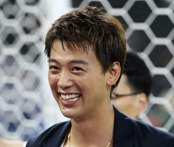 「頭身エグい」「休ませて！」槙野よりデカっ187cm9頭身俳優 試合前から声ガラガラも勝男的返答にSNS沸く「涙袋ぷっくり」スーツ腕まくり＆勝男的白インナー