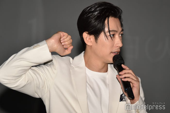 役名の「佐々木深夜」の手話をするディーン・フジオカ (C)モデルプレス