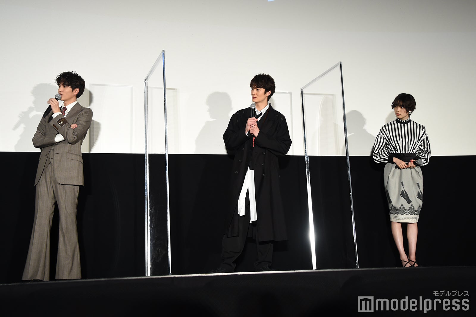 森ガキ侑大監督からの手紙を真剣に聞く志尊淳、岡田将生、平手友梨奈 （C）モデルプレス