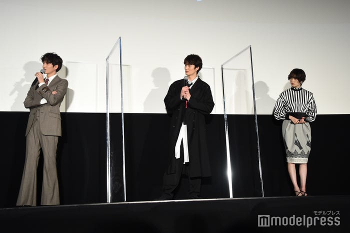 森ガキ侑大監督からの手紙を真剣に聞く志尊淳、岡田将生、平手友梨奈 (C)モデルプレス