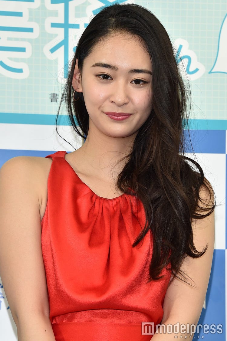 柳美稀 画像2/10) 「ジュウオウジャー」柳美稀、真っ赤なSEXYドレスで美背中披露 初水着に本音 - モデルプレス