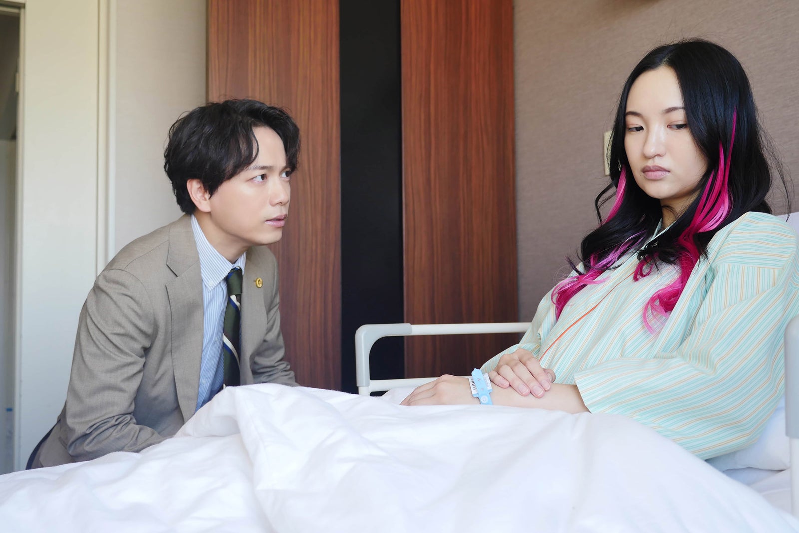 （左）山崎育三郎「ハイエナ」第3話より（C）ドラマ「ハイエナ」製作委員会