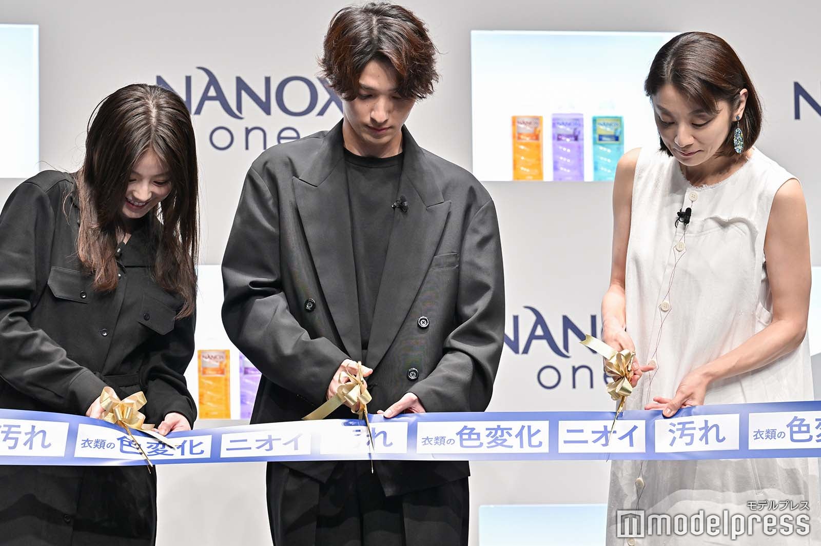 テープカットに挑戦する今田美桜、横浜流星、小池栄子（C）モデルプレス