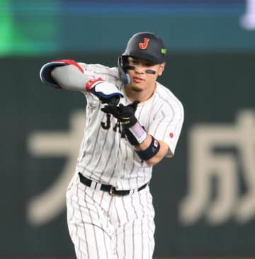 侍ジャパン 佐藤輝明がいきなり快音 左翼線へ二塁打を放ってチャンスメーク 今大会初のスタメン起用に応える 大谷翔平が笑顔で出迎え
