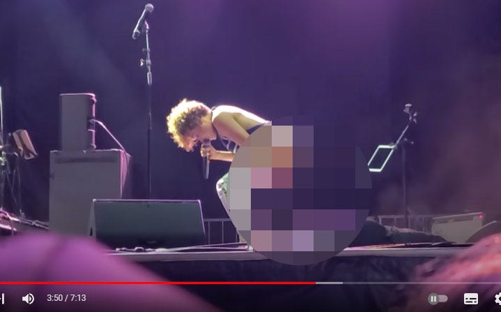 女性ロックシンガー ステージ上でファンの顔に小便をかけ物議 モデルプレス