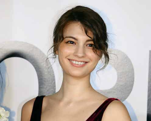 マギー、SEXYドレスで美バストちらり「おっぱいに自信もって」