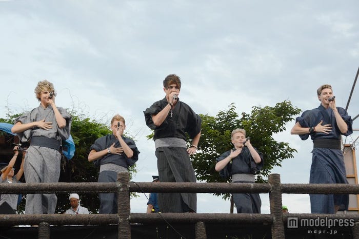 浴衣姿でパフォーマンスをするアフター・ロミオ