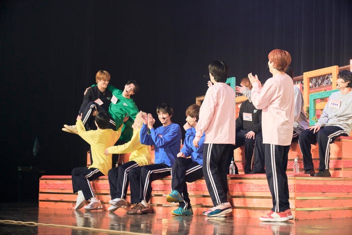 疲労困憊の高田彪我をお姫様抱っこで運ぶTETTA(C)テレビ東京