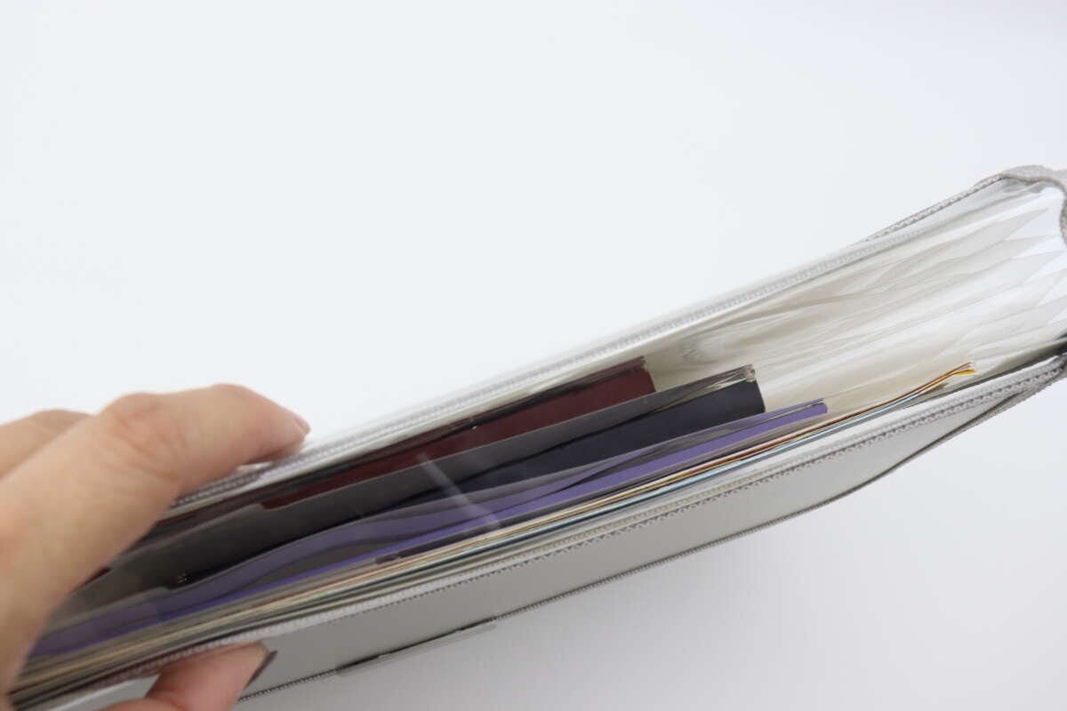 ダイソーのA4窓付ファイルホルダーは蓋を開けずに中身を確認できる