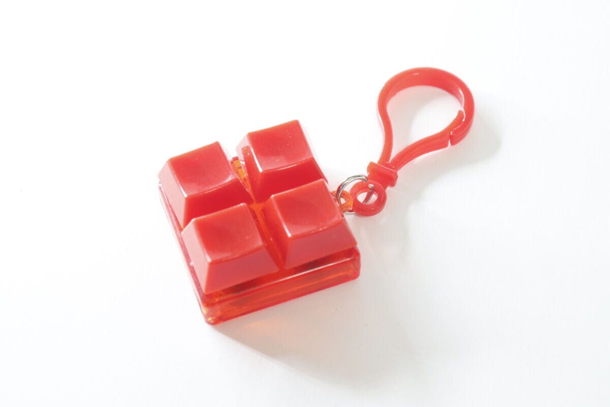 白い背景に置かれた赤いカラーブロックキーホルダーの全体像 白い背景に置かれた赤いカラーブロックキーホルダーの全体像