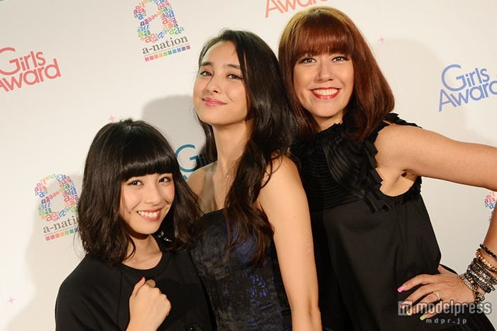 素に戻れば一転…弾ける笑顔を見せる/(左より)田中美麗、石田ニコル、LiLiCo