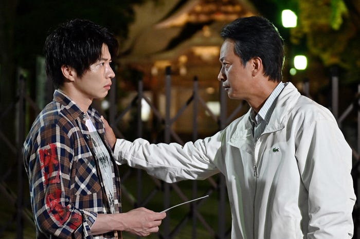 田中圭、椎名桔平/「キワドい2人-K2-池袋署刑事課神崎・黒木」第5話より(C)TBS