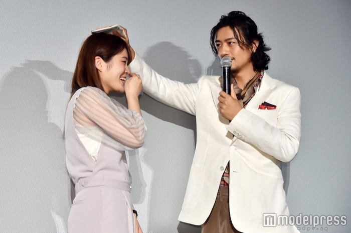 ハンカチで頭をポンポン(C)モデルプレス