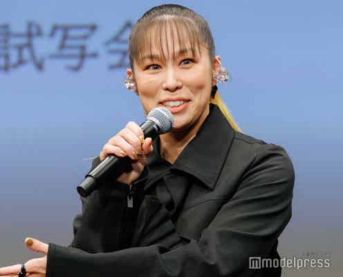 AI、夫&子ども2人と飾ったアルバムジャケット写真に「最高にかっこいい」「素敵」と反響 夫・HIROが公開