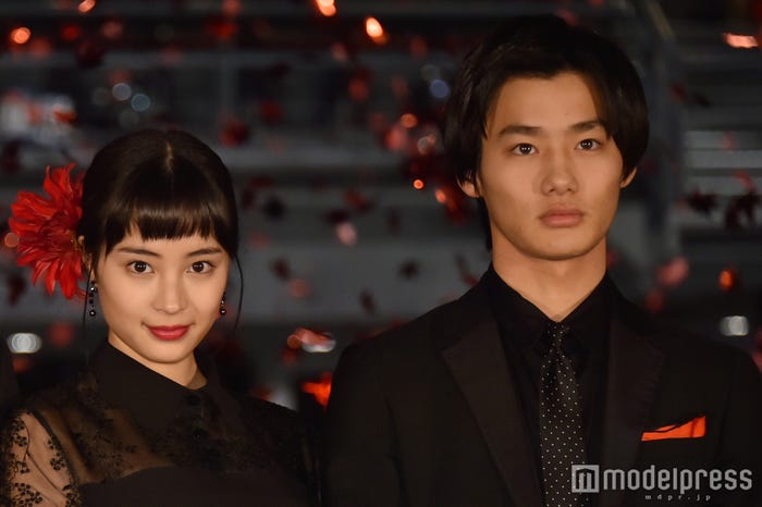 野村周平(右)の大胆告白に呆れ顔を浮かべた広瀬すず(C)モデルプレス