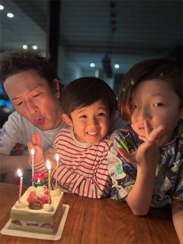 中村獅童、息子2人に囲まれたXmasショット公開「はる君大人の顔になってる」「良い写真」