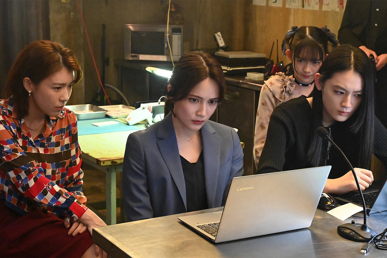 呉城久美、入山杏奈、「潜入兄妹 特殊詐欺特命捜査官」第6話（C）日本テレビ