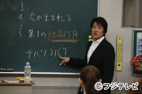 授業をする林修先生／「テレビシャカイ実験　あすなろラボ」