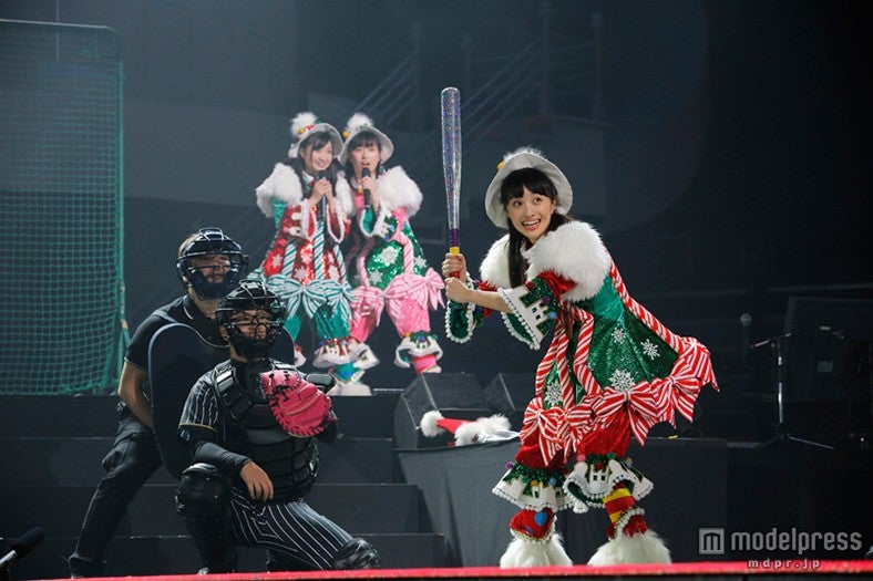 バットを構える百田夏菜子