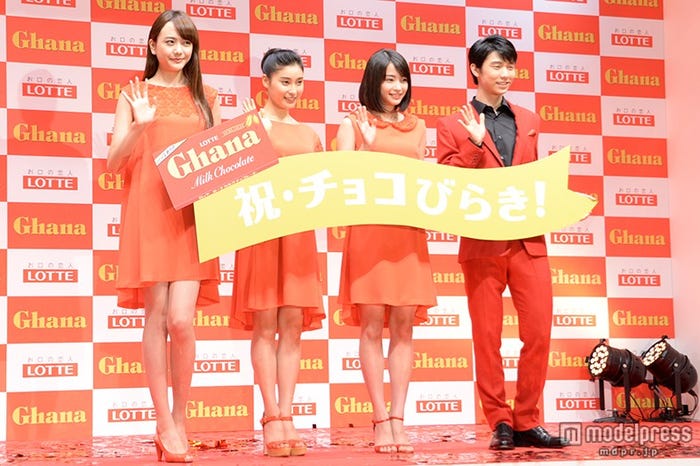 (左から)松井愛莉、土屋太鳳、広瀬すず、羽生結弦選手