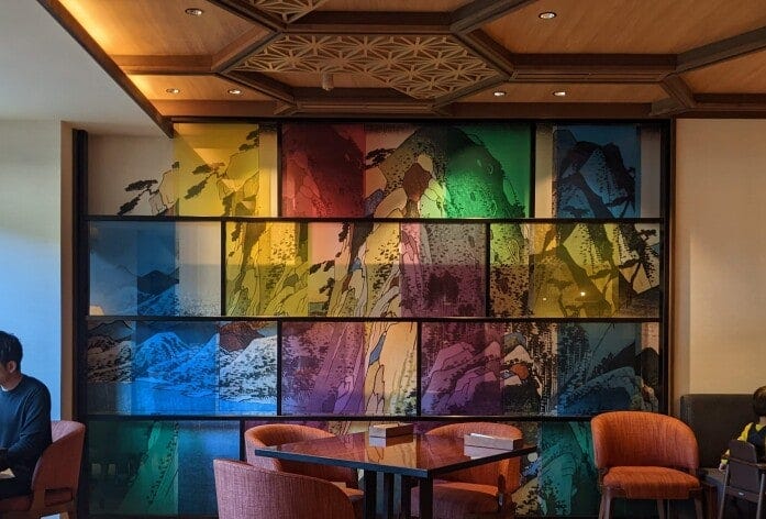 歌川広重の浮世絵をオマージュした作品、天井には組子などご近所の魅力が満載のレストラン（ホテルインディゴ箱根強羅）