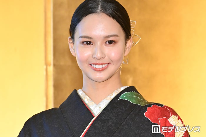 貴乃花光司の娘・白河れい、美背中＆デコルテ際立つドレス姿「抜群スタイル」「綺麗すぎる」の声