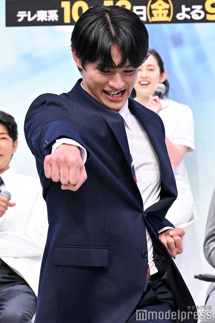 正拳突きを披露した前田拳太郎(C)モデルプレス