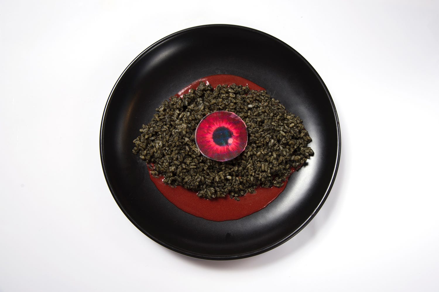 「東京喰種」コラボカフェが池袋パルコに 隻眼カレーや“美食家”のムースまで戦慄モノのリアルさ