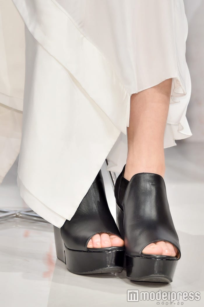 黒のブーティサンダルでモードに/綾瀬はるか(C)モデルプレス