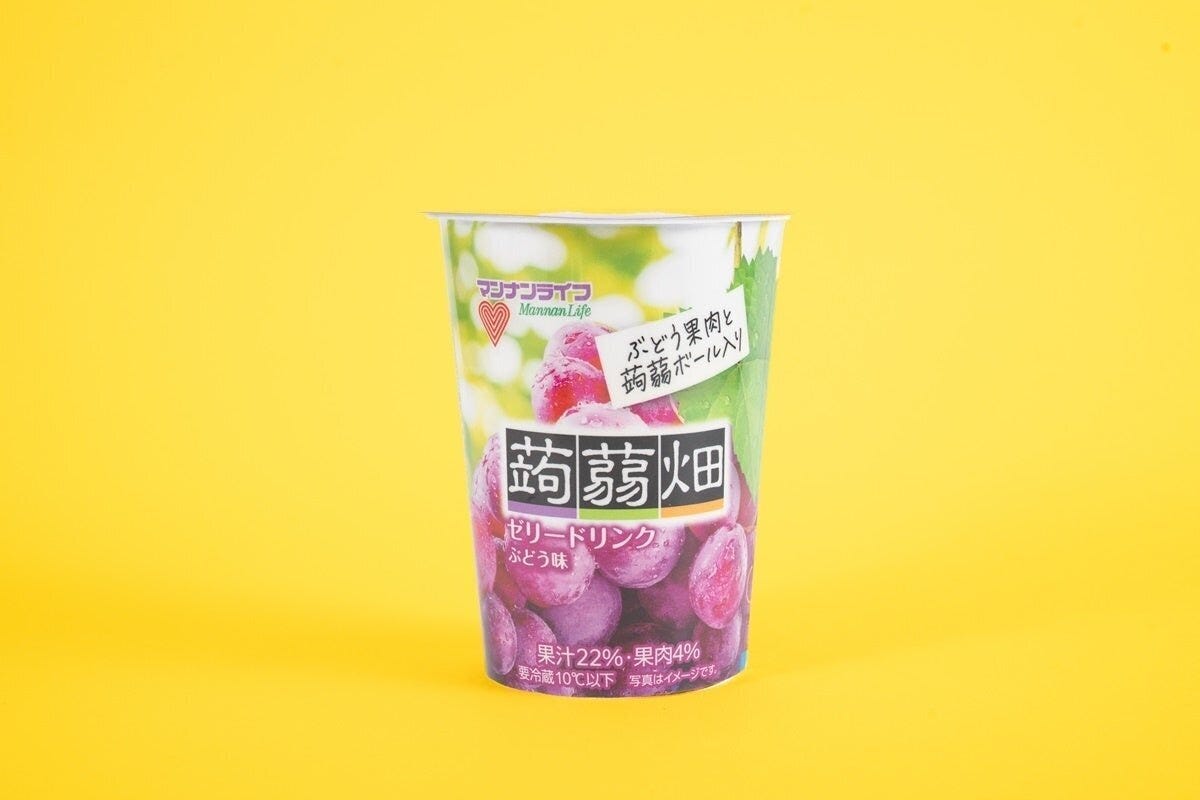 蒟蒻畑ゼリードリンクぶどう味のカップが置かれている