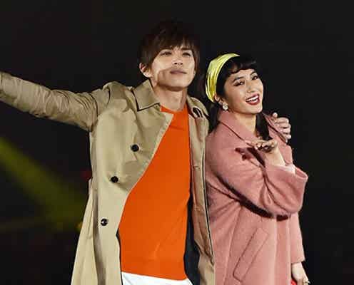 山本裕典&有末麻祐子、密着&投げキッスの2ショットランウェイに観客絶叫<TGC北九州2015>